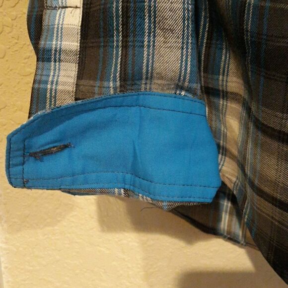 Eddie Bauer, First Ascent, button down longsleeve. Mens medium., new condition - Picture 6 of 8